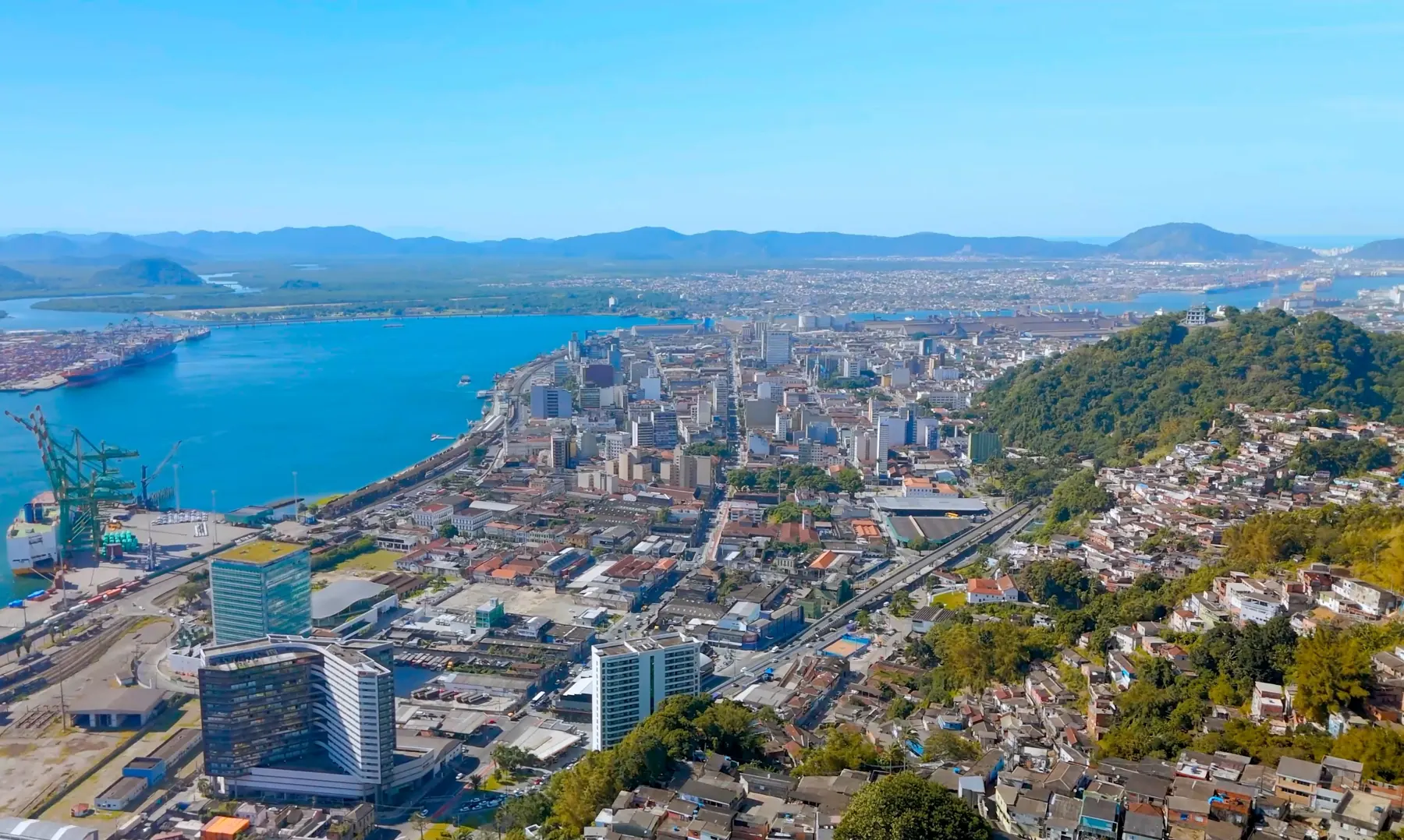 Vista aérea do Valongo e do centro de Santos com o estuário e o porto